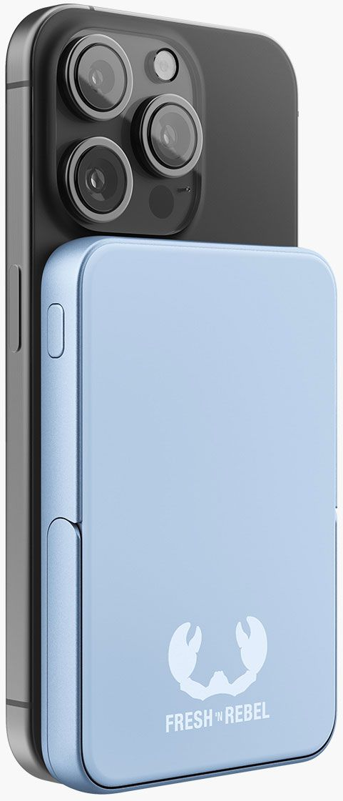 Un téléphone noir avec une batterie externe bleue attachée. La batterie externe a le logo Fresh 'n Rebel. Le téléphone a plusieurs caméras.