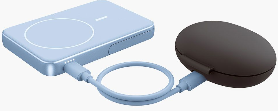 Une batterie externe bleue avec un câble connecté à un étui d'écouteurs noir. La batterie externe a une zone de chargement circulaire.