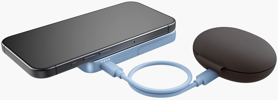 Un smartphone noir est connecté à une batterie externe bleu clair. Un étui marron pour écouteurs est également connecté.