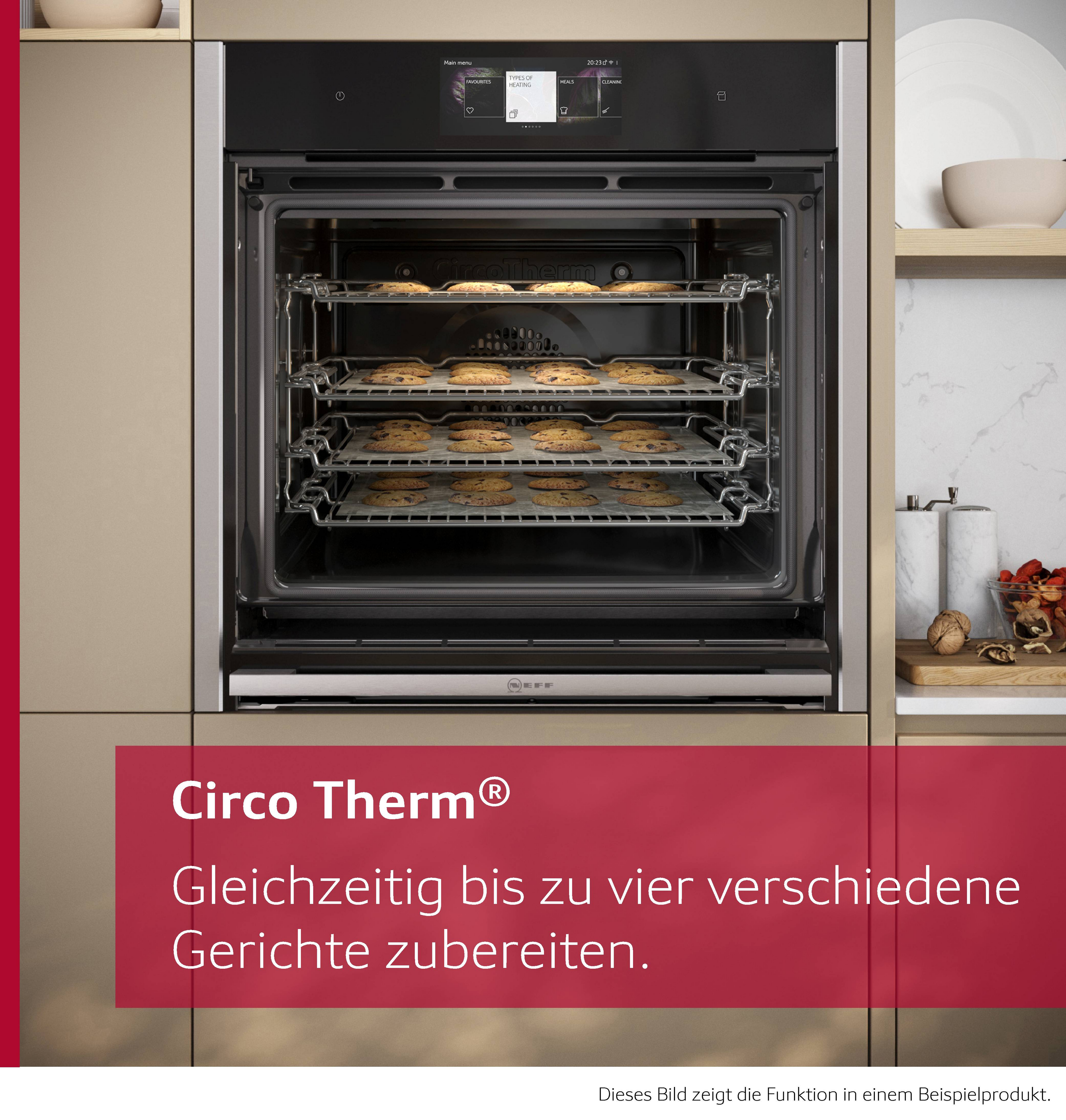 Backofen mit Keksen auf Rosten. Display zeigt Menü. Roter Text: Gleichzeitiges Kochen von bis zu vier Gerichten.