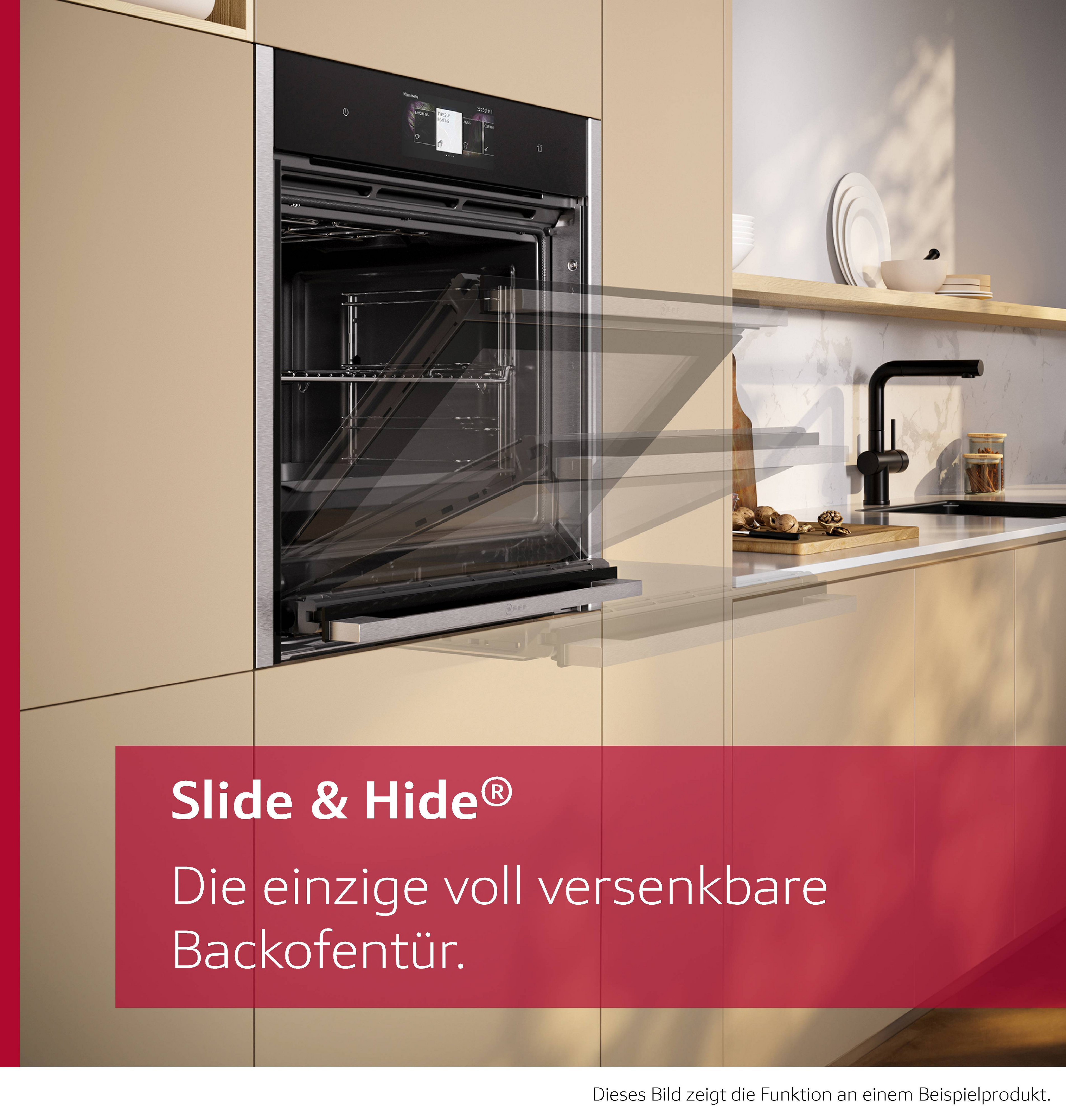 Ein Ofen mit offener Tür. Küchenumgebung mit Text 'Slide & Hide', Backofensteuerung und Küchentheke.