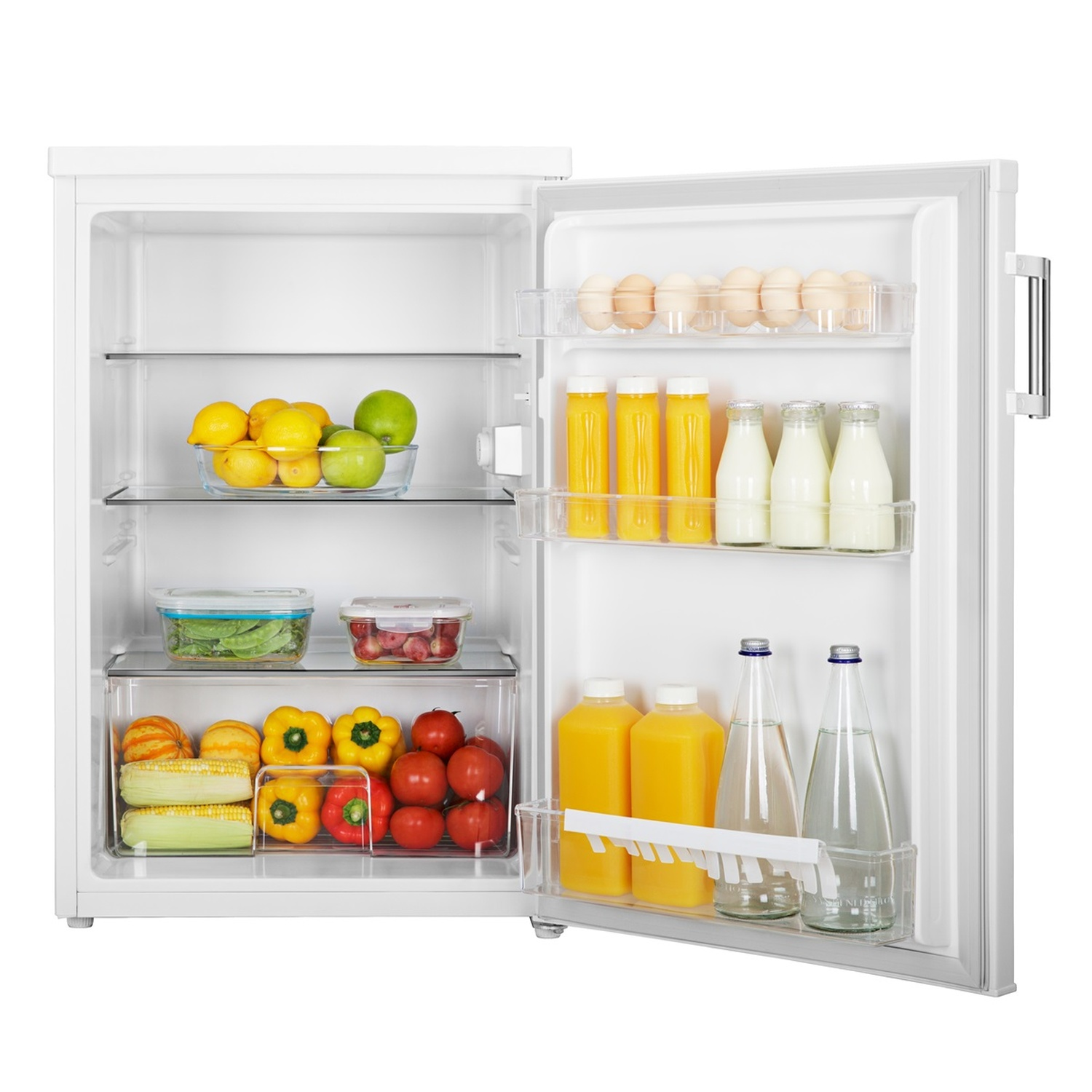 Un réfrigérateur blanc ouvert rempli de nourriture. Comprend des fruits, des légumes, des œufs, du jus et des bouteilles d'eau. La porte est ouverte.