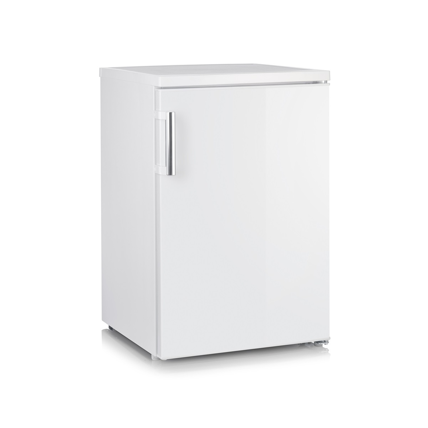 Un congélateur blanc vertical se dresse sur un fond blanc. Il a une poignée argentée. La porte est fermée.