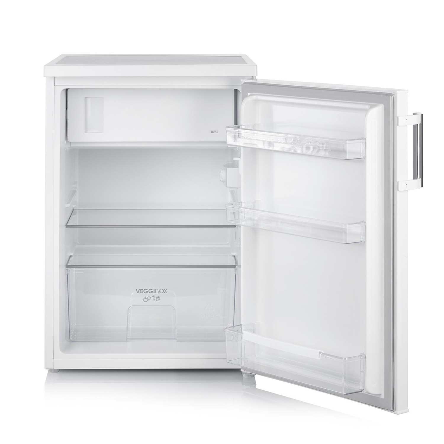 Un mini-réfrigérateur blanc ouvert. A l'intérieur, il y a des étagères et une 'veggibox'. La porte a des étagères en plastique transparent.