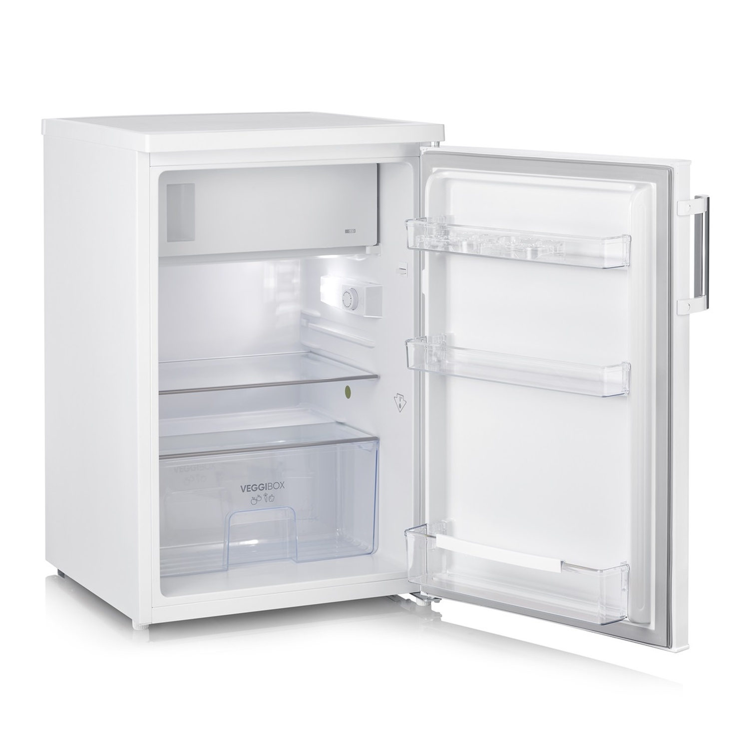 Un petit réfrigérateur blanc avec la porte ouverte. À l'intérieur, des étagères et une boîte à légumes. La porte a aussi des étagères.