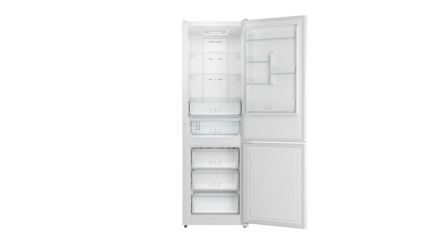 Un refrigerador blanco con la puerta abierta. En el interior, hay estantes y cajones. El fondo es negro.