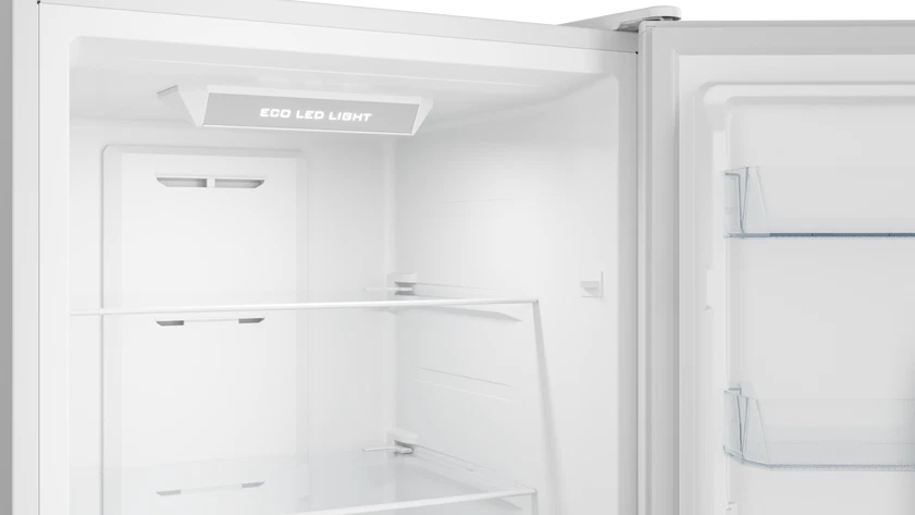 Interior blanco abierto de nevera. Se ven estantes y una 'ECO LED LIGHT'. La puerta derecha revela más estantes.