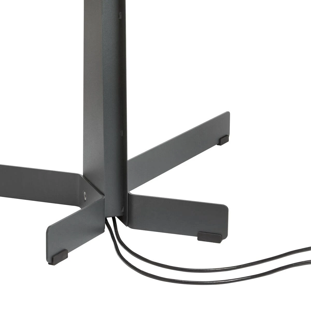 Una base de mesa gris oscuro con cuatro patas que se extienden hacia afuera. También se ven cables negros y pequeños pies negros.