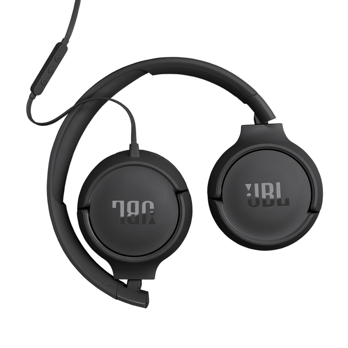Auriculares JBL negros con ganchos para las orejas, botones en el cable y el logotipo de JBL en los auriculares. Fondo negro.