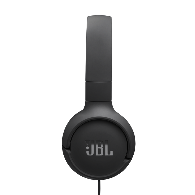 Unos auriculares JBL negros se muestran sobre un fondo negro. El logotipo de JBL es visible en la orejera.