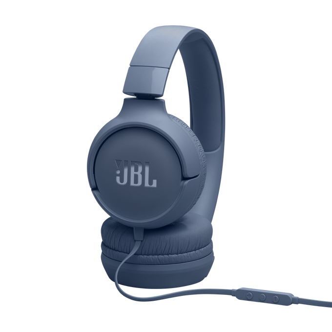 Auriculares JBL azules sobre fondo negro. Los auriculares tienen un cable con panel de control. El logo de JBL es visible.
