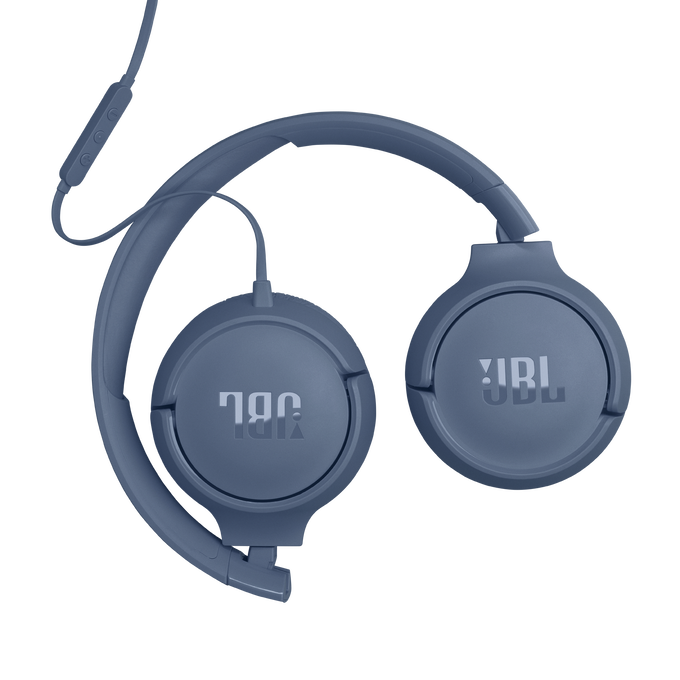 Auriculares JBL azules sobre fondo negro. Tienen ganchos para las orejas, cable de conexión y el logotipo de JBL en los auriculares.