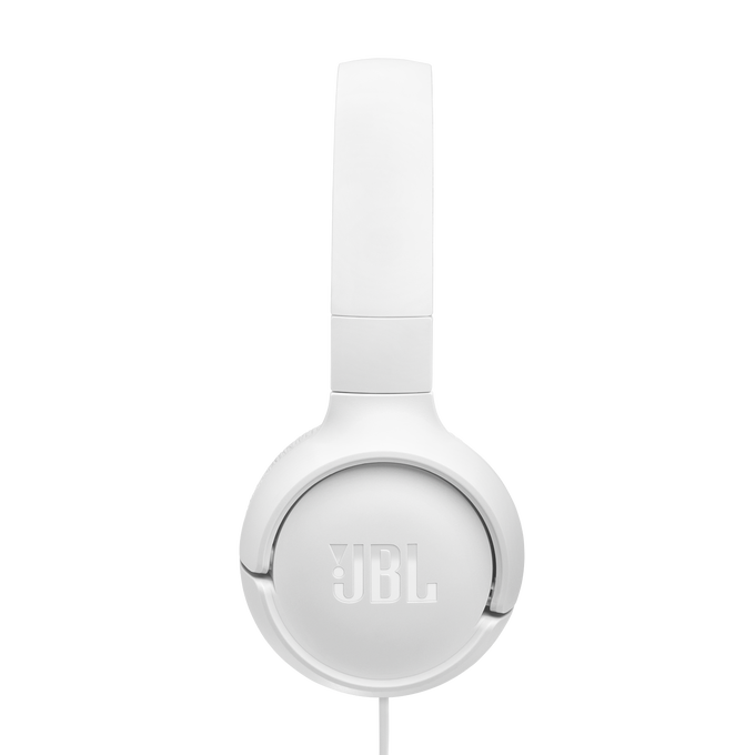 Auriculares JBL blancos. Los auriculares son de tipo diadema, con una diadema y auriculares blancos. El logotipo de JBL está centrado en la orejera.