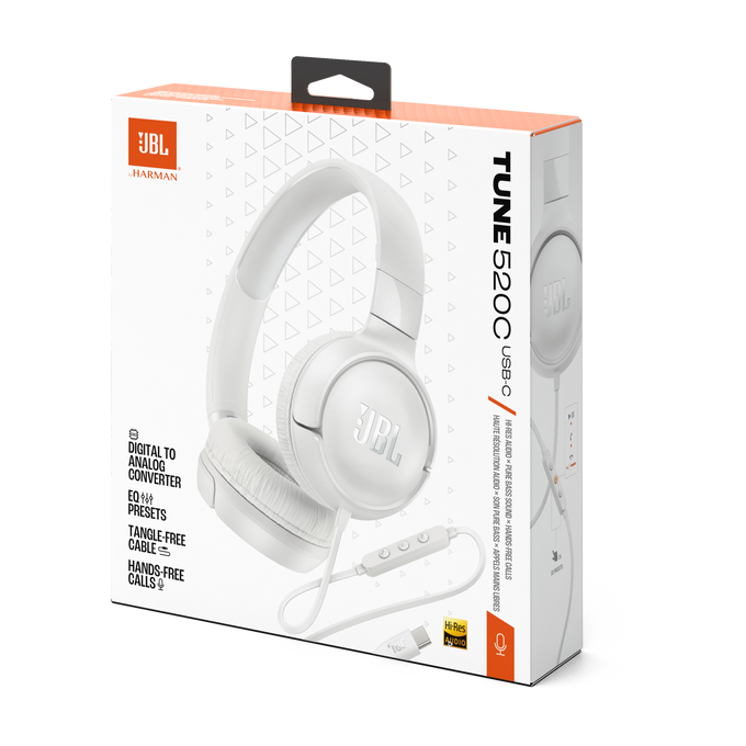Los auriculares blancos JBL Tune 520C se exhiben en su caja original. Las características incluyen audio de alta resolución, convertidor digital y cable sin enredos.