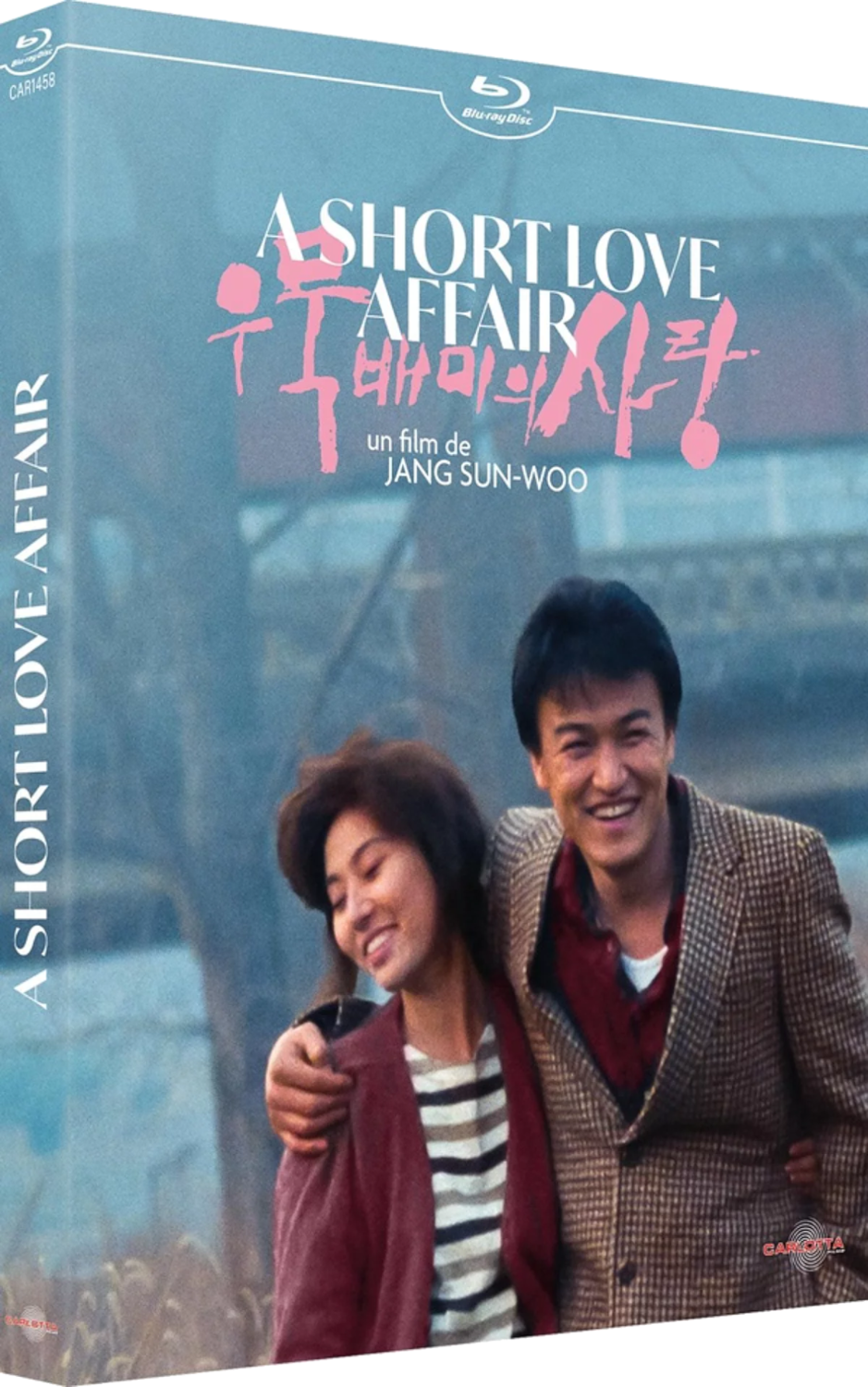 Blu-ray-cover. Een stel lacht, omarmt elkaar. Titel: A Short Love Affair. Roze Koreaanse tekst. Film van Jang Sun-Woo. Blu-ray Disc-logo.