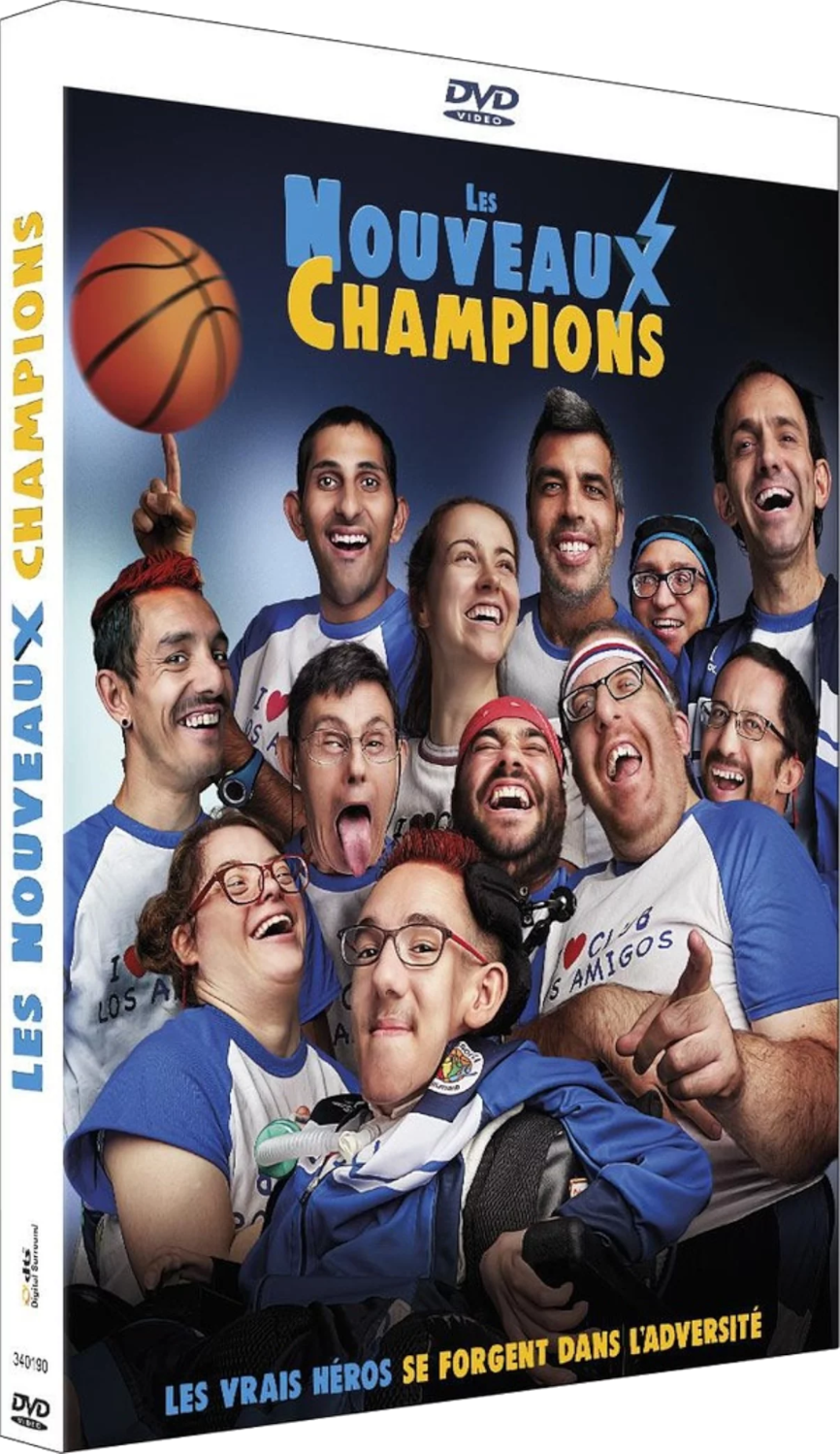 DVD-hoes. Groep mensen glimlachen, sommigen met een handicap. Een basketbal draait erboven. Titel: Les Nouveaux Champions. Tekst onderaan.