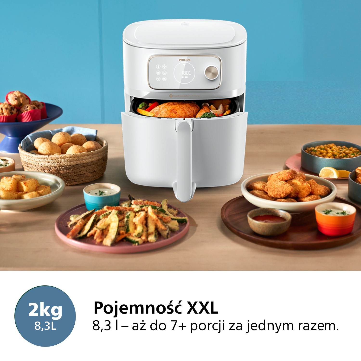 Biała frytownica powietrzna z jedzeniem wokół. Dania z babeczkami, bułeczkami, smażoną cukinią i nuggetami. Niebieskie tło.