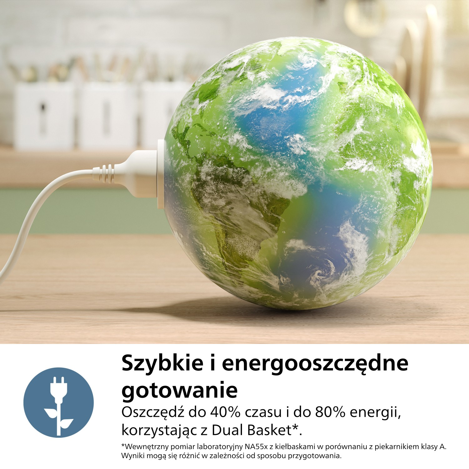 Globus z wtyczką, reprezentujący efektywność energetyczną. Zielone i niebieskie kontynenty. Biała wtyczka i kabel. Drewniana powierzchnia.