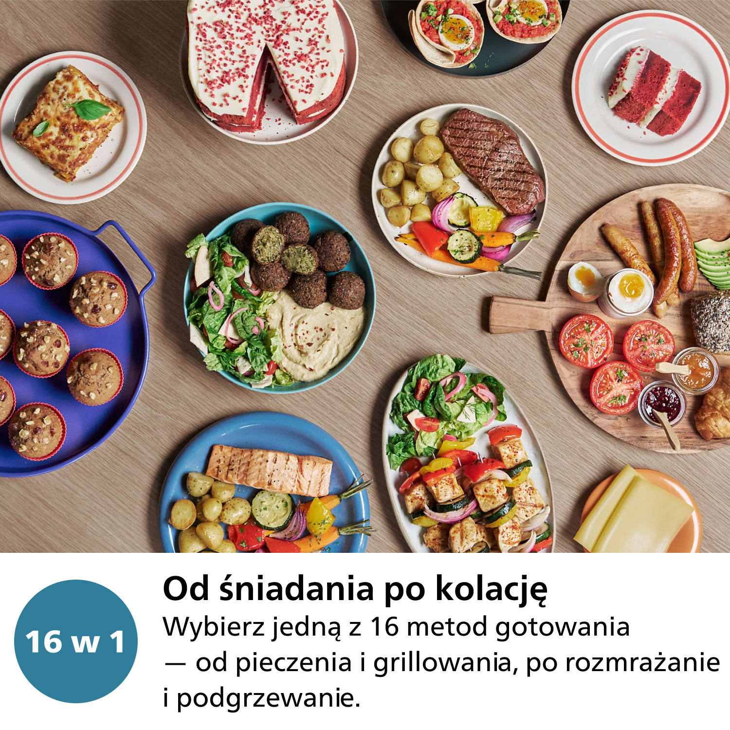 Zdjęcie z góry różnych potraw: ciasto, babeczki, stek, falafel, grillowane warzywa i więcej, ułożone na drewnianym stole.