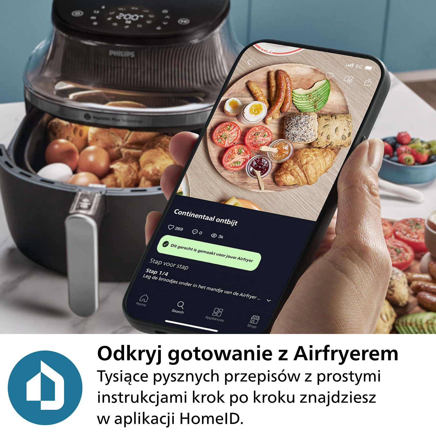 Ręka trzyma telefon z przepisem na śniadanie, z frytkownicą i jedzeniem w tle.