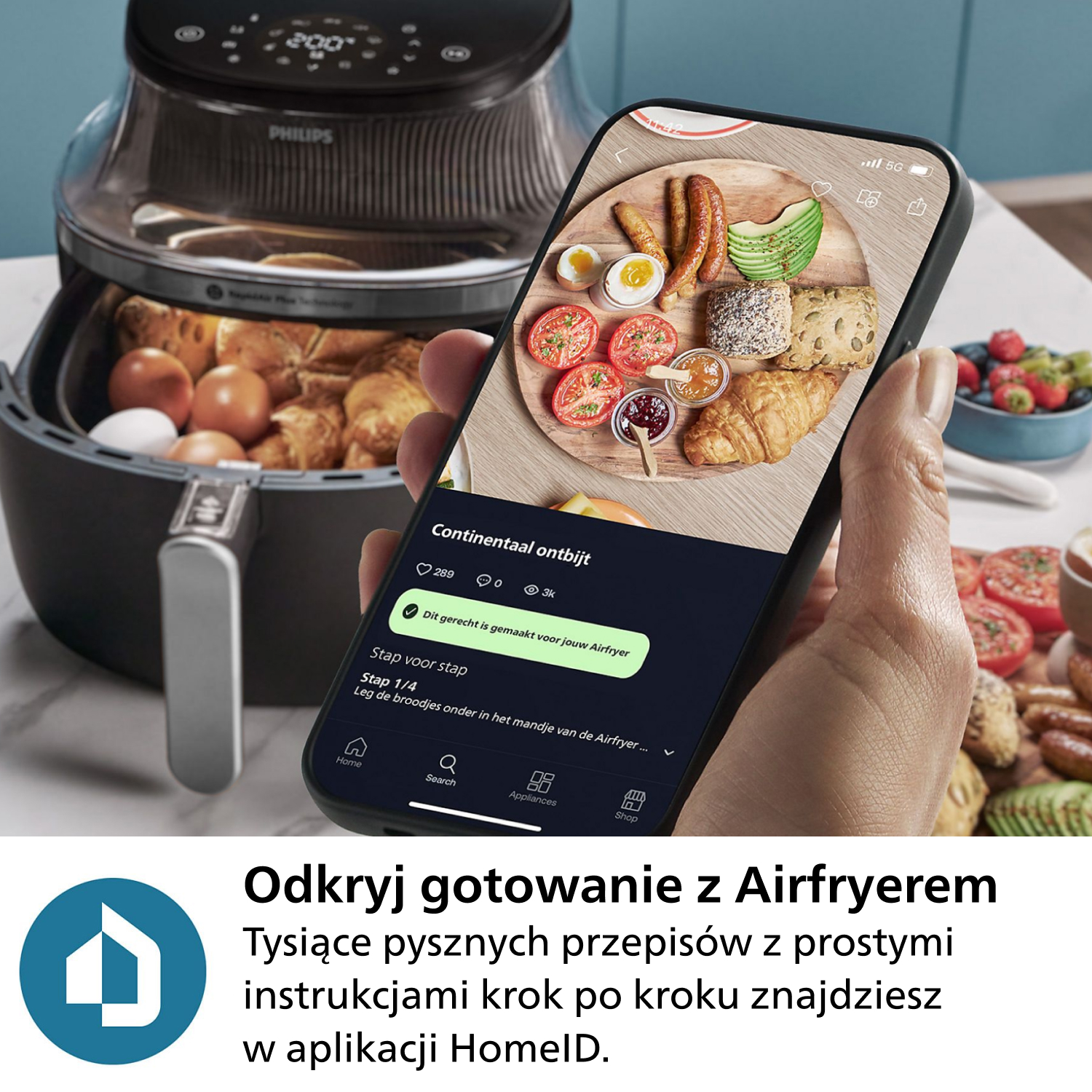 Osoba trzyma telefon z przepisami na śniadanie kontynentalne. Frytkownica beztłuszczowa jest w tle. Tekst na dole mówi: 'Odkryj gotowanie z Airfryerem'.