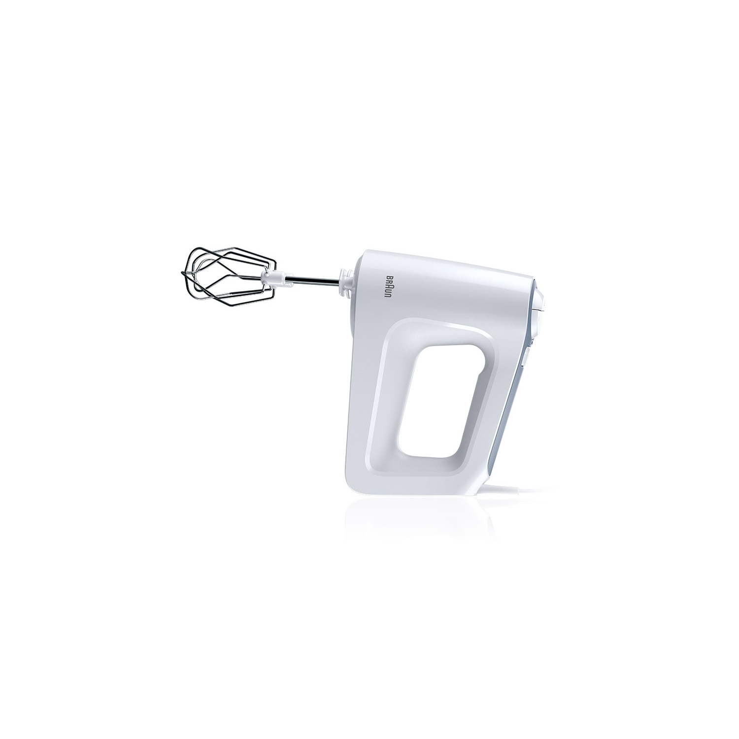 Een witte Braun handmixer op een witte achtergrond. De gardes zitten links.