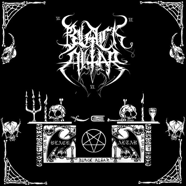 Black Altar-Logo auf schwarzem Hintergrund. Totenköpfe, Pentagramm und gotische Elemente. Ein Tisch mit Totenköpfen, Kerzen und einem Buch.