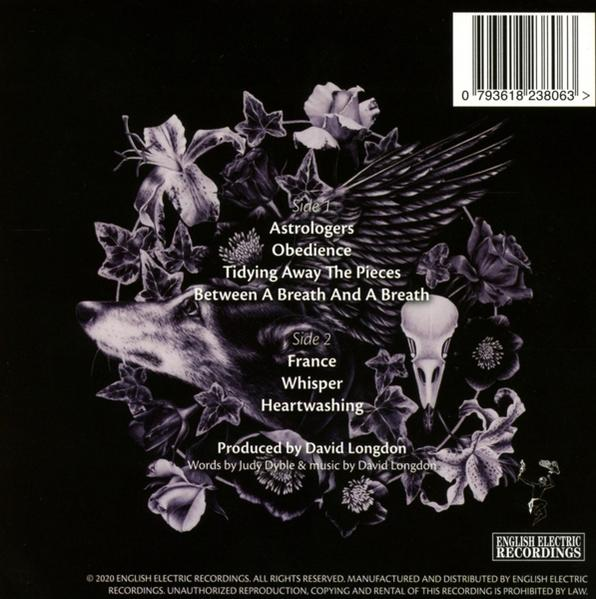 Albumcover mit Wolf, Blumen, Vogelschädel und Songtiteln. Schwarzweiß mit Songtiteln in der Mitte.