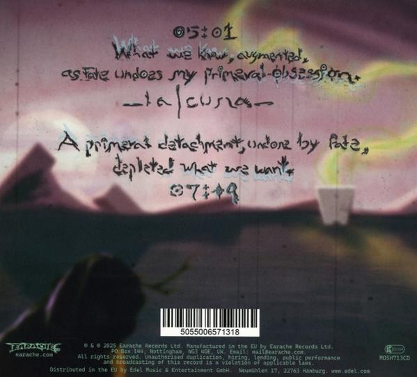 CD-Cover mit handschriftlichem Text, Barcode und stilisierter Landschaft mit abstrakten Formen und Farben.