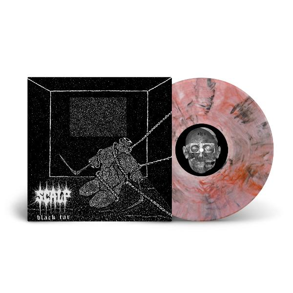 Vinyl Schallplatte mit Cover-Art, die eine gefesselte Figur in einem dunklen Quadrat zeigt. Die Platte selbst hat rote, weiße und schwarze Muster.