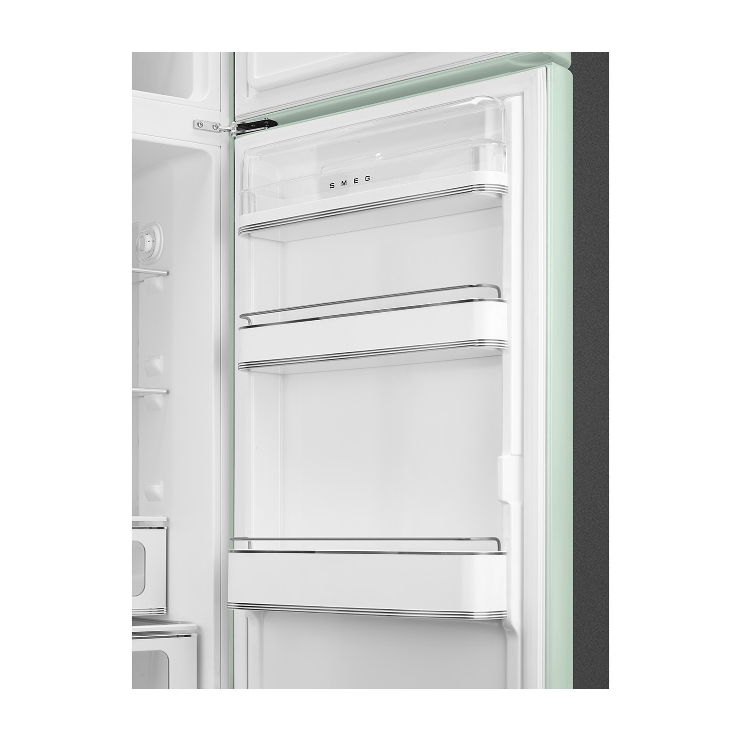 Un frigorifero aperto in stile vintage con ripiani vuoti. L'interno è bianco e l'esterno è verde chiaro.
