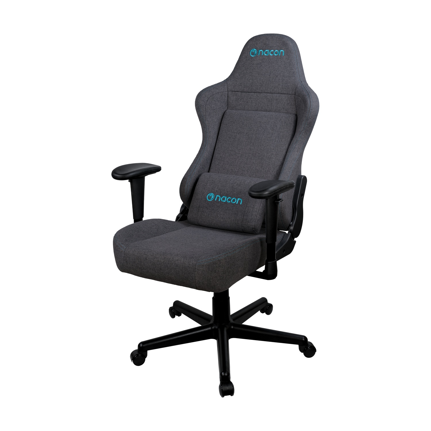 Una sedia da gaming grigia con braccioli neri, un poggiatesta con il marchio 'nacon' e una base nera con ruote.