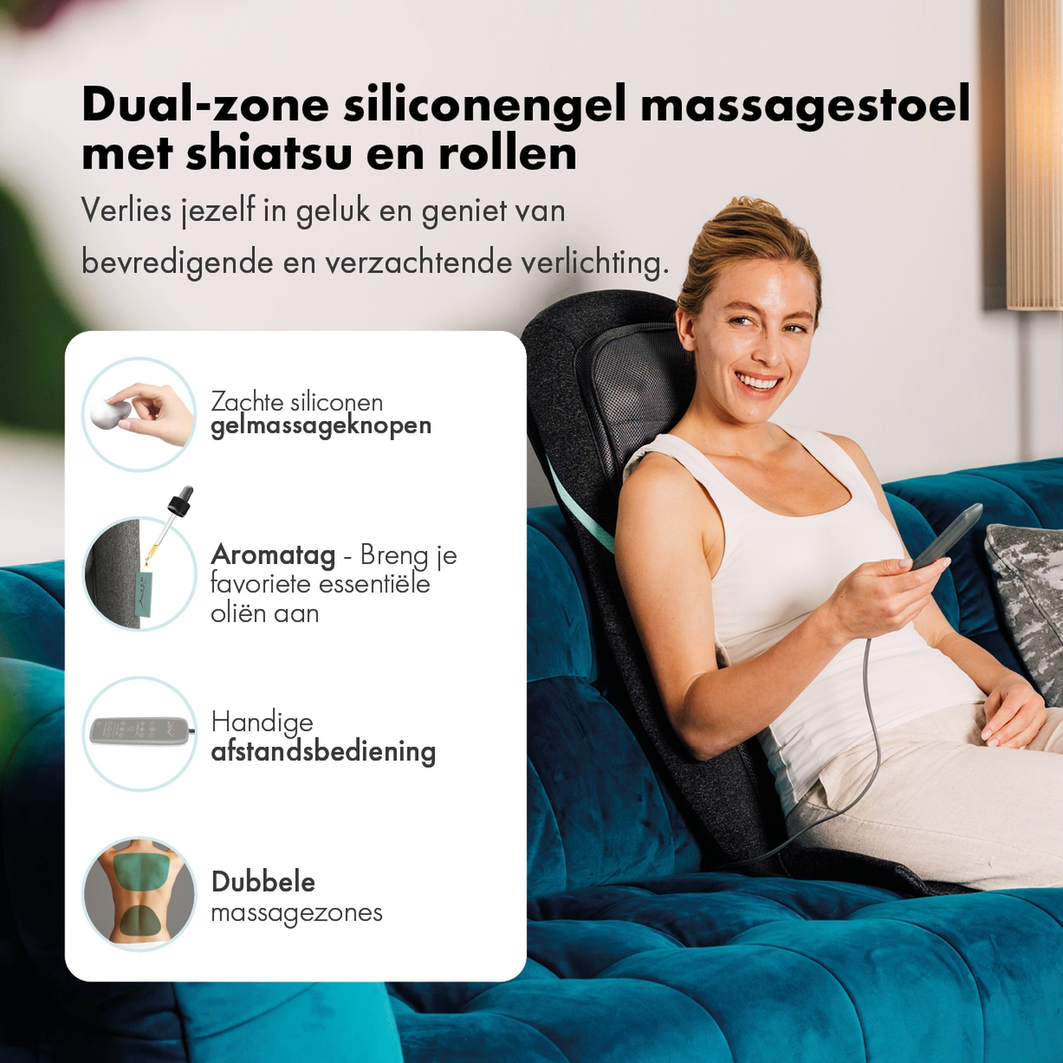 Femme utilisant un fauteuil de massage, souriante. Détails : télécommande, canapé bleu, caractéristiques du produit, texte superposé.