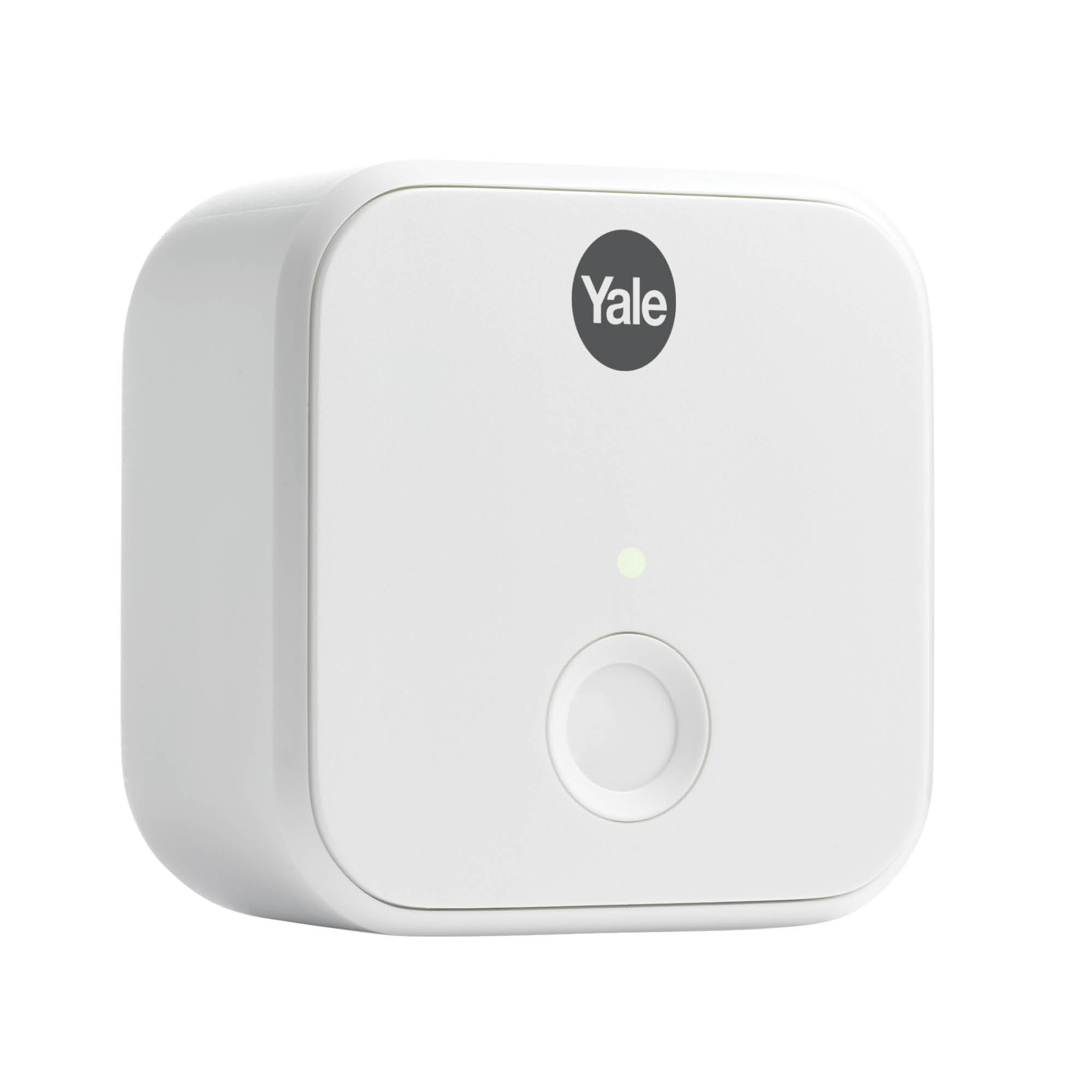 Weißer Yale Smart Plug. Er hat ein grünes Licht und einen Knopf. Yale-Logo sichtbar. Der Hintergrund ist weiß.