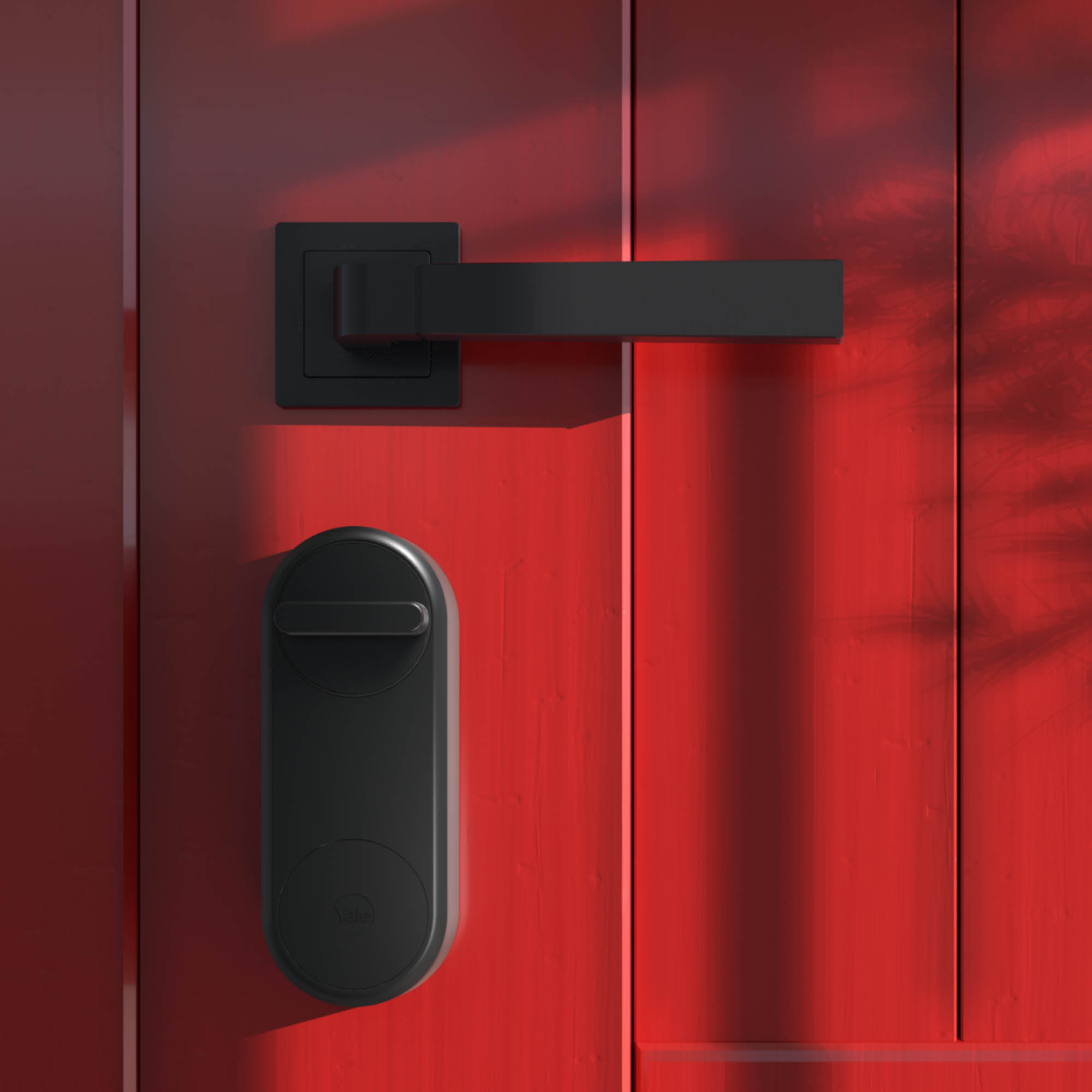 Rote Tür mit schwarzer Hardware. Ein Griff und ein intelligentes Schloss sind sichtbar. Schatten und Licht erzeugen Kontrast.