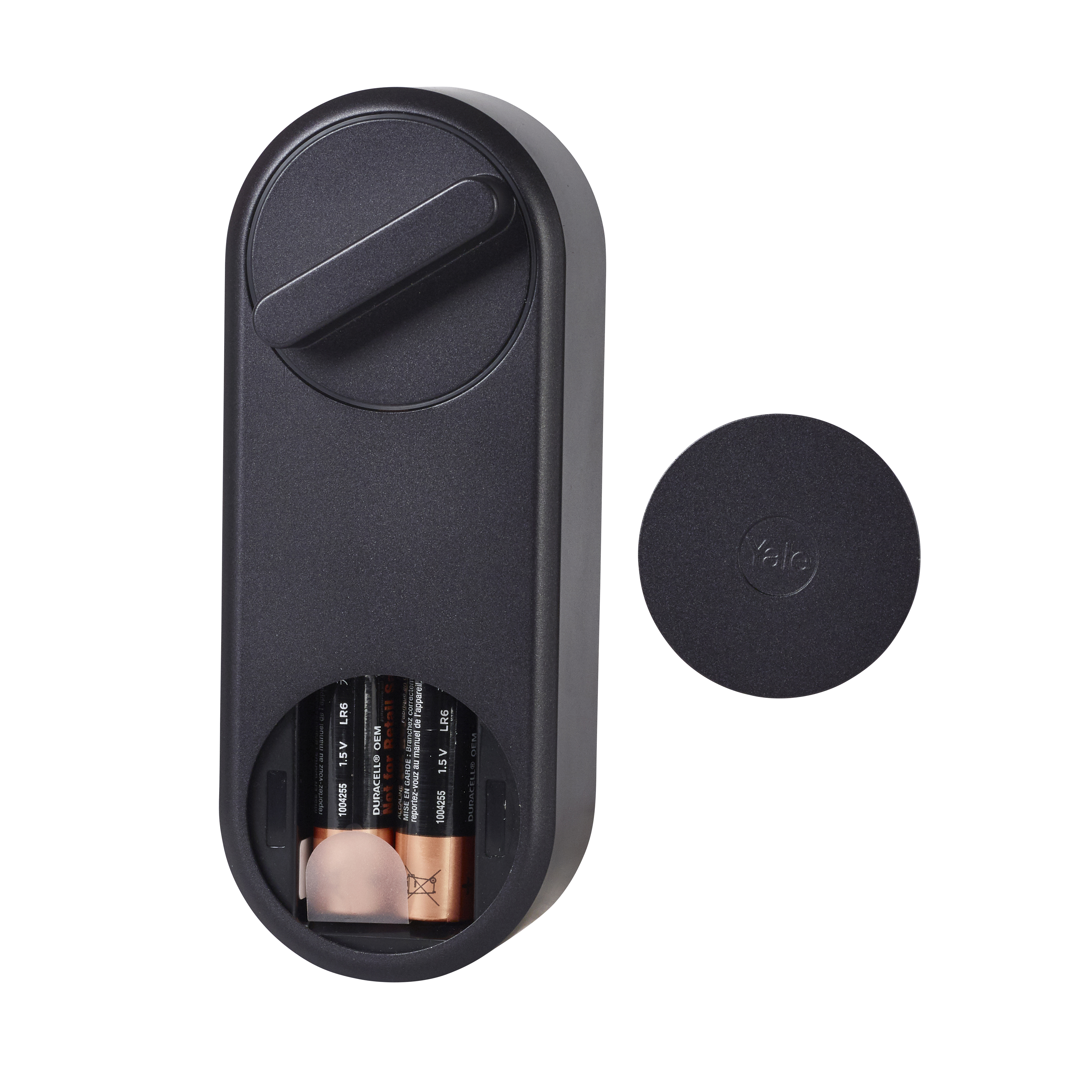 Ein schwarzes Yale Smart Lock mit sichtbaren Batterien. Ein separates schwarzes kreisförmiges Teil wird ebenfalls gezeigt. Der Hintergrund ist weiß.