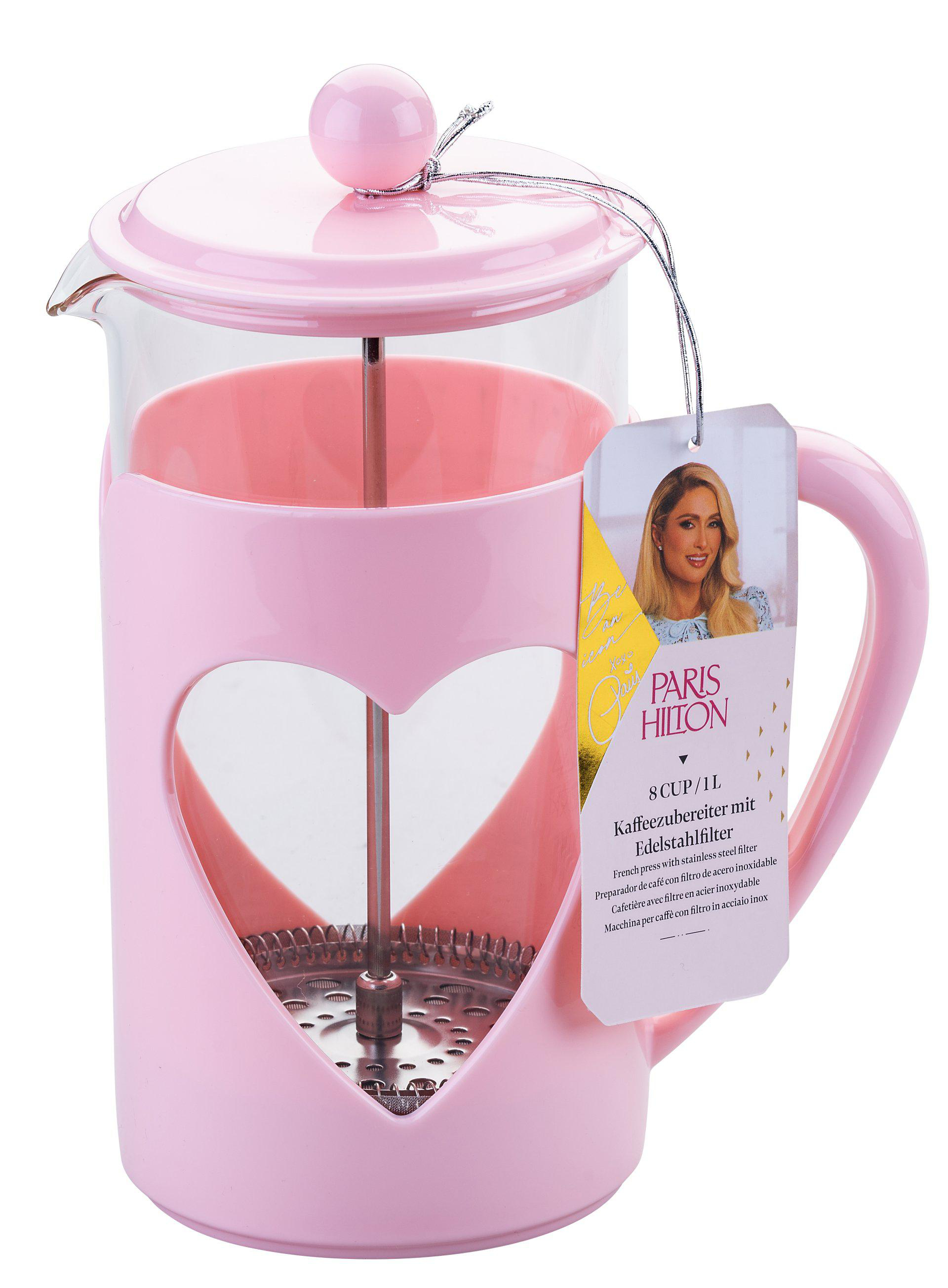 Eine rosa French Press mit herzförmigem Ausschnitt. Es hat einen Deckel und ein Etikett mit Paris Hiltons Bild.