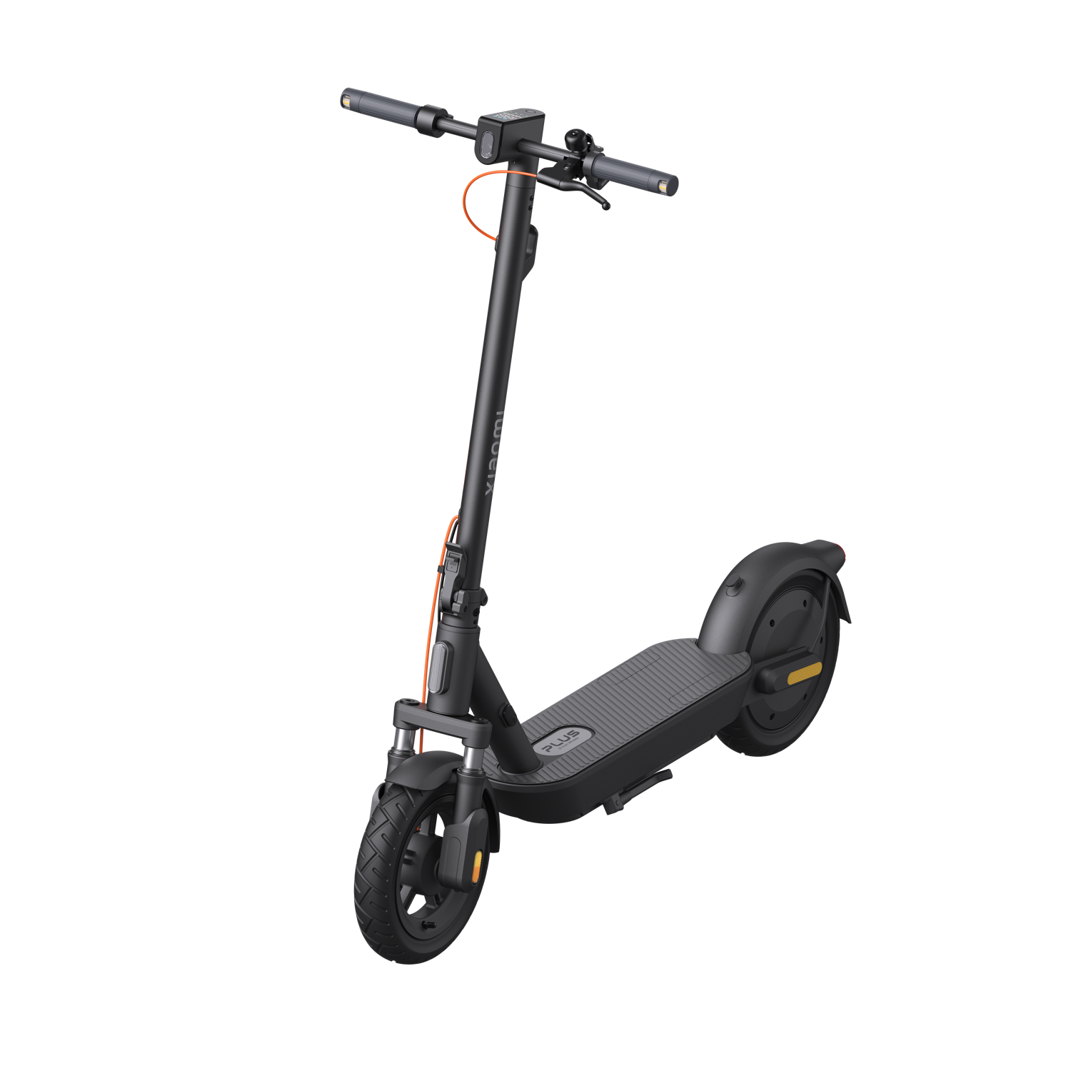 Zwarte elektrische scooter op zwarte achtergrond. Met oranje kabel, grijze stuur en zwarte wielen. Het merk is Xiaomi Plus.