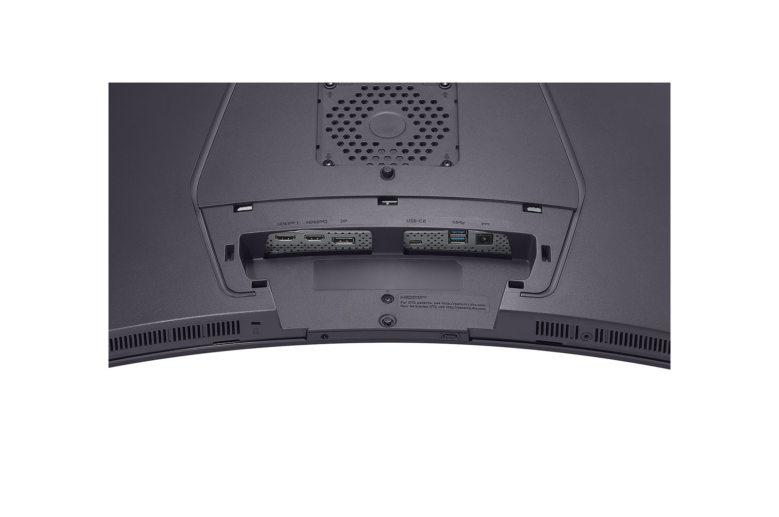 Rückseite eines Monitors mit Anschlüssen: HDMI, DP, USB-C und USB. Oben ist ein Lüfter zu sehen. Gebogener, dunkelgrauer Kunststoff.