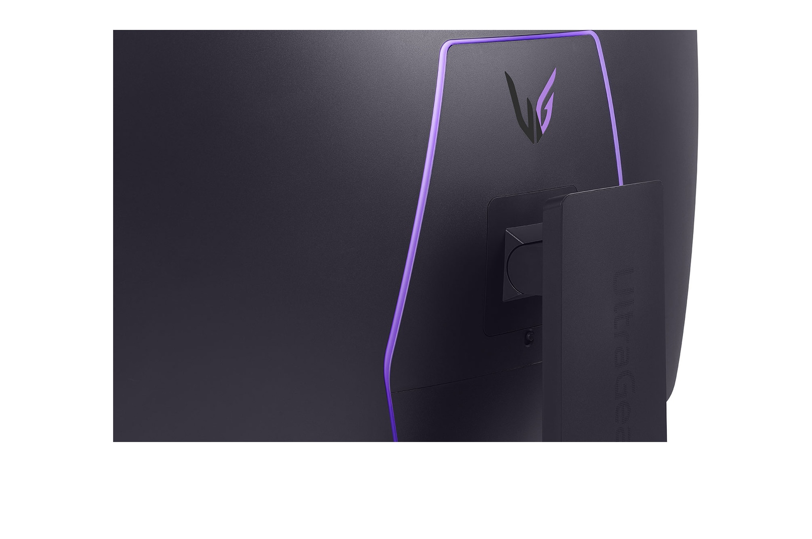 Nahaufnahme eines schwarzen Monitors. Die Rückseite hat einen violett leuchtenden Rand und ein Logo. Ein Ständer ist befestigt. "UltraGear" steht darauf.