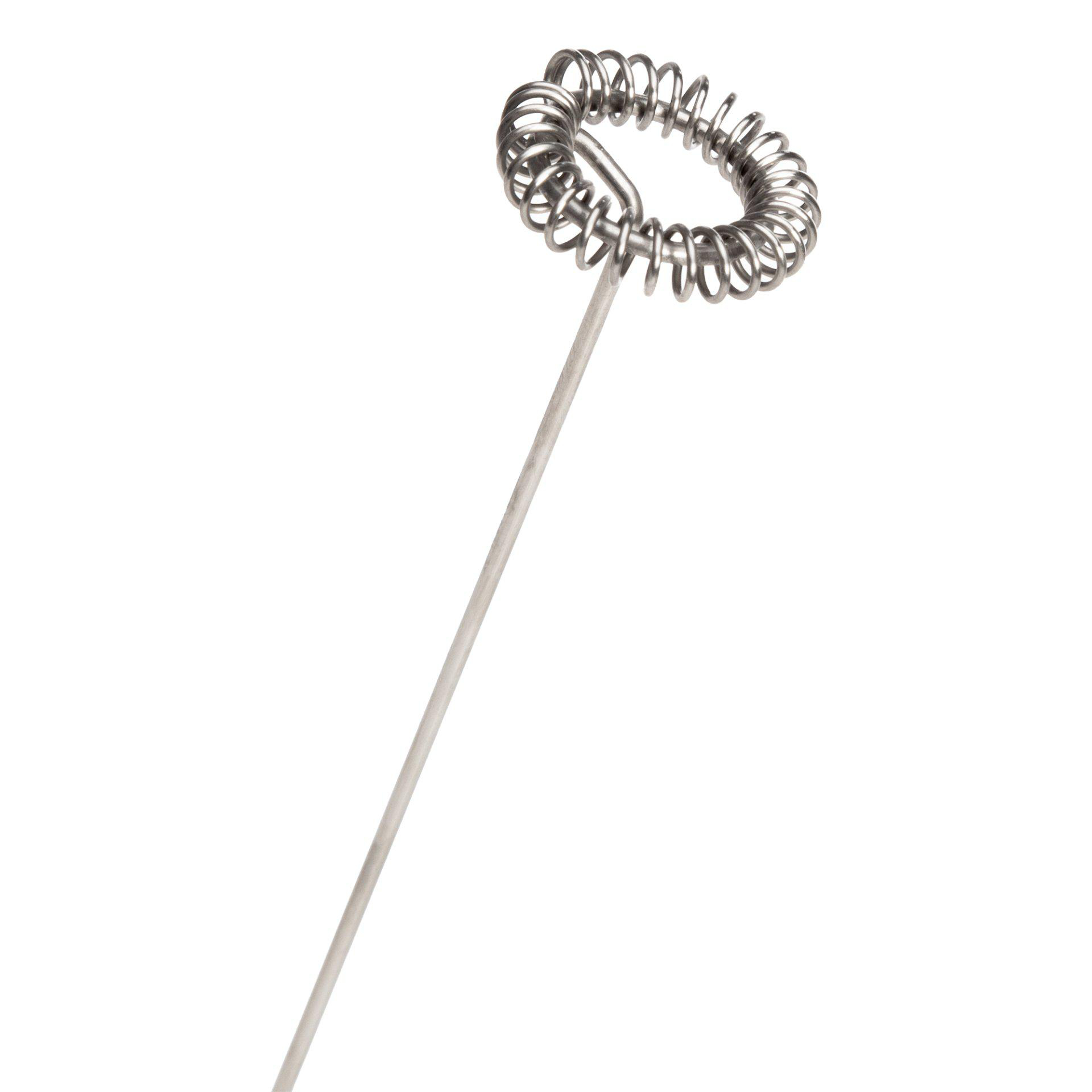 Ein Metall-Milchaufschäumer mit einem spiralförmigen Schneebesen oben und einem langen Griff, vor weißem Hintergrund.