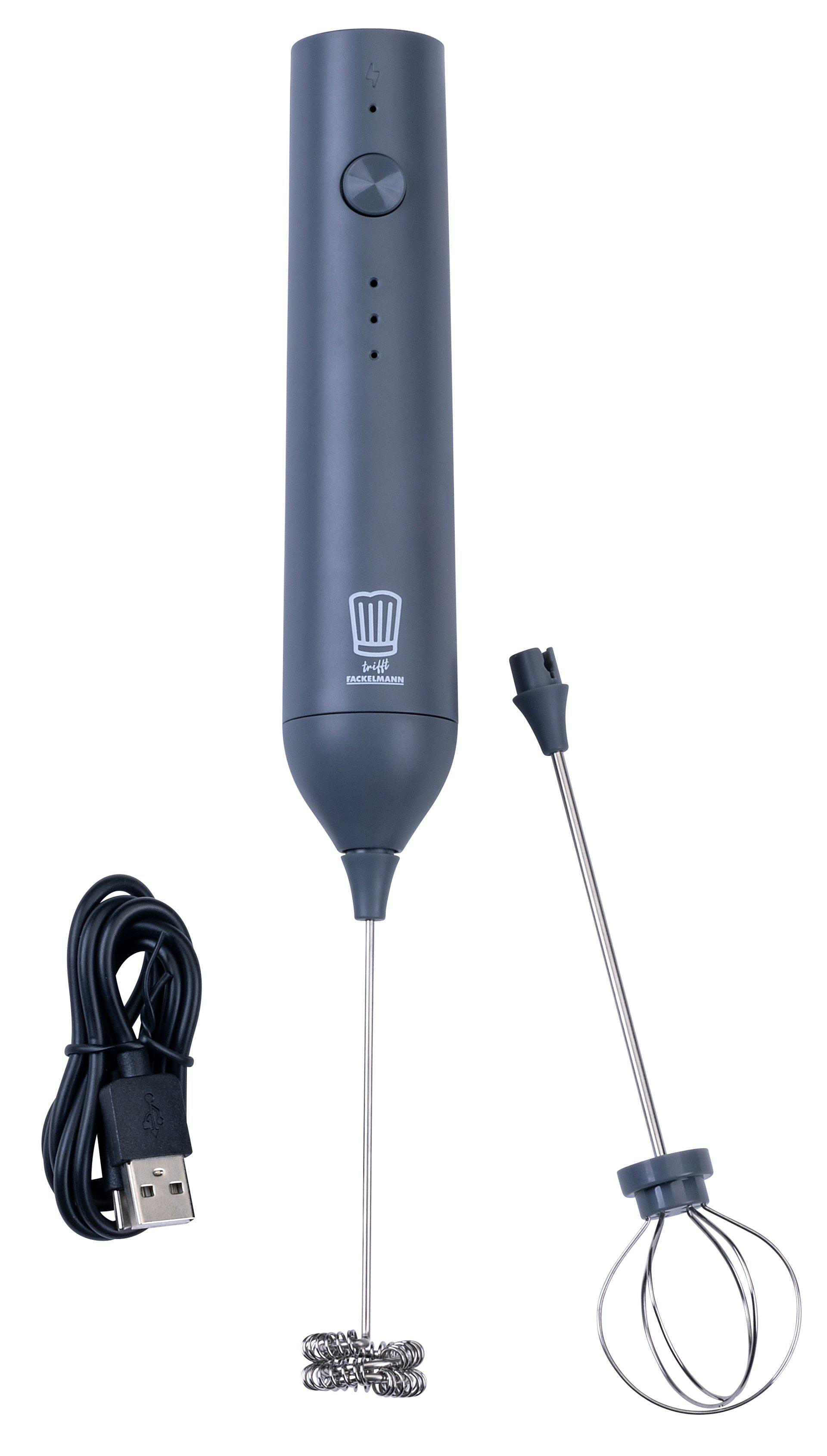 Ein grauer Handmixer mit zwei Aufsätzen und einem USB-Ladekabel, isoliert auf weißem Hintergrund.