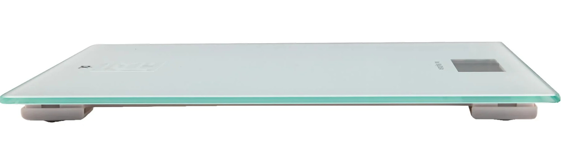 Szklana waga łazienkowa na białym tle. Ma kwadratowy obszar wyświetlania i stoi na białych plastikowych nóżkach.