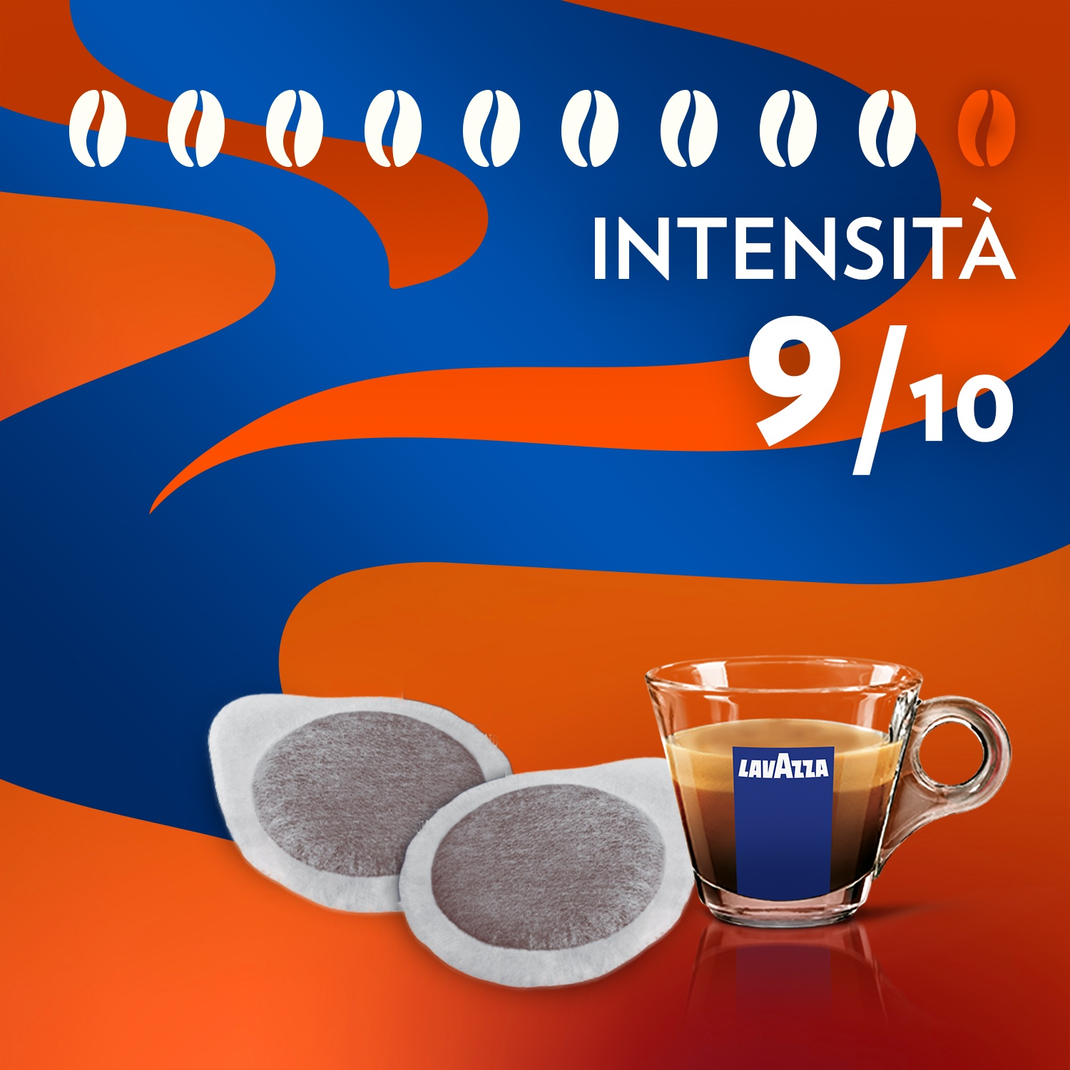 Tazza di caffè con espresso, due cialde di caffè e grafica di chicchi di caffè. Intensità 9/10. Logo del marchio Lavazza.