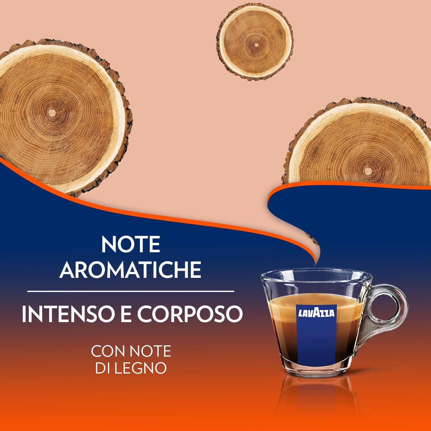 Tazza di caffè con logo Lavazza, caffè marrone, fette di legno e testo. Sfondo con gradiente arancione e blu.