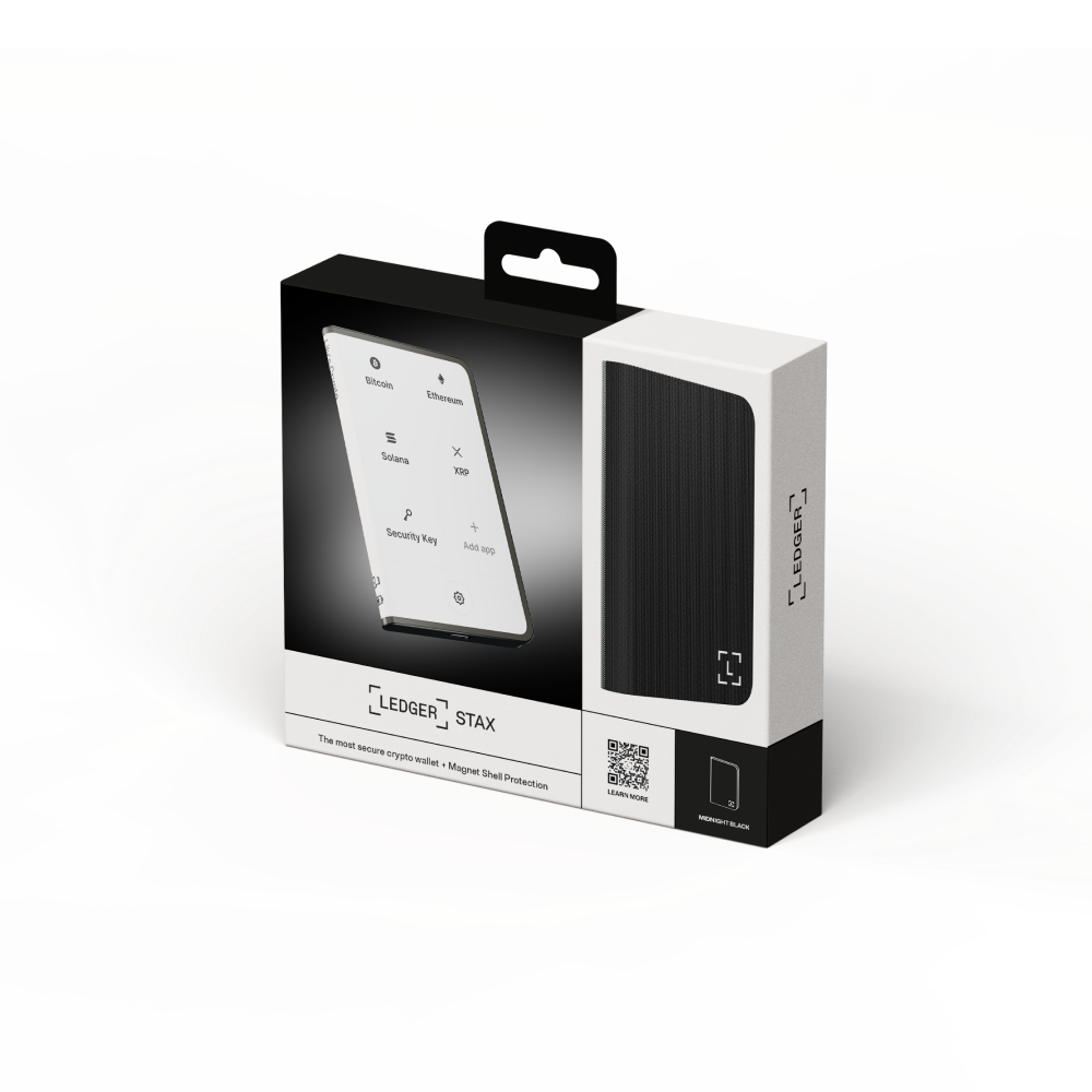 Una caja de la cartera de criptomonedas Ledger Stax. La caja muestra una interfaz de cartera con opciones de criptomonedas como Bitcoin y Ethereum. Color negro medianoche.