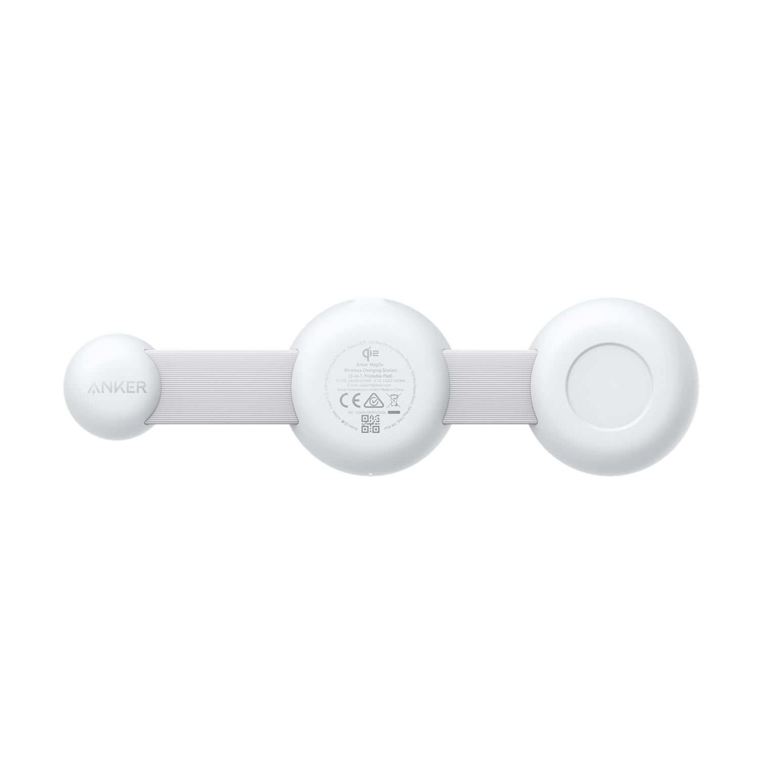Une station de recharge sans fil Anker blanche avec trois coussinets circulaires reliés par une bande nervurée, sur fond noir.