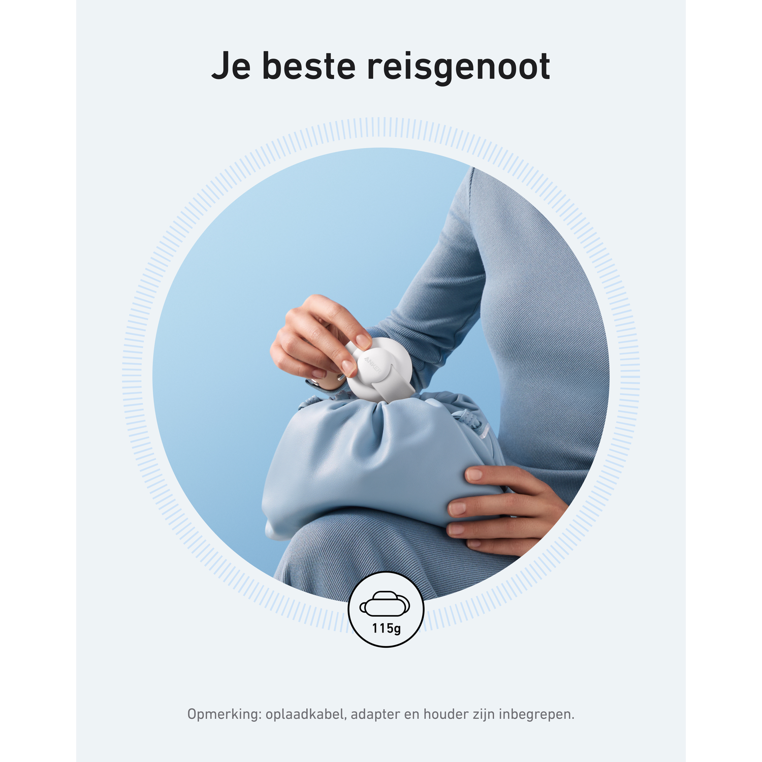 Une personne place un objet blanc dans une pochette bleue. Le fond est bleu clair. Le texte dit : Je beste reisgenoot.