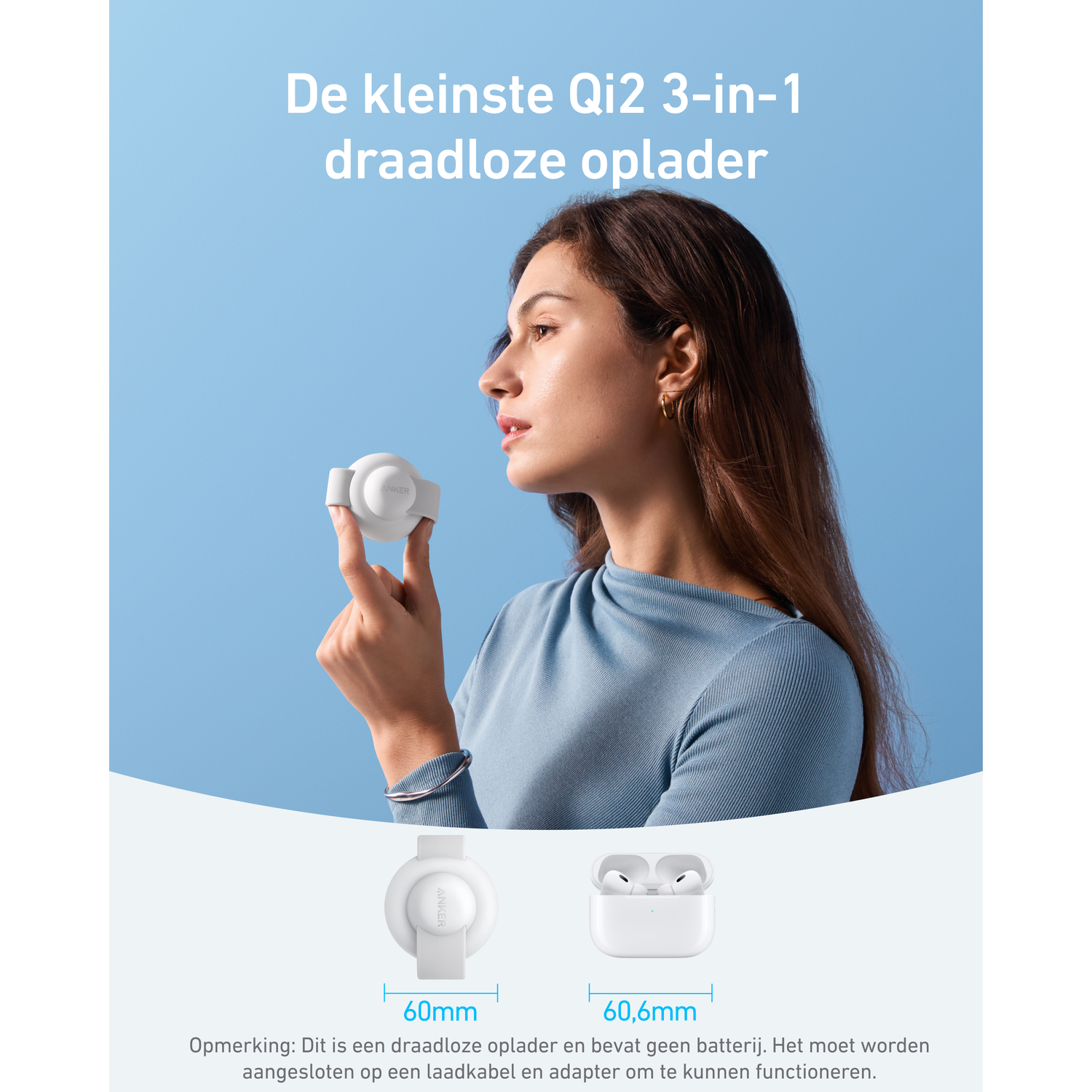 Femme tenant un chargeur sans fil Qi2 3-en-1 blanc. Le chargeur est petit et rond. Fond bleu.
