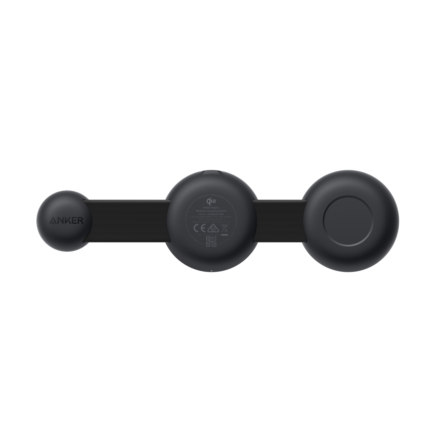 Station de recharge sans fil noire Anker sur fond noir. Elle possède trois socles de recharge circulaires reliés par une sangle.